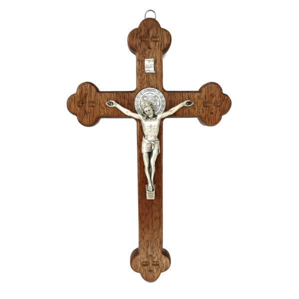 Krzyż drewniany z medalikiem św. Benedykta